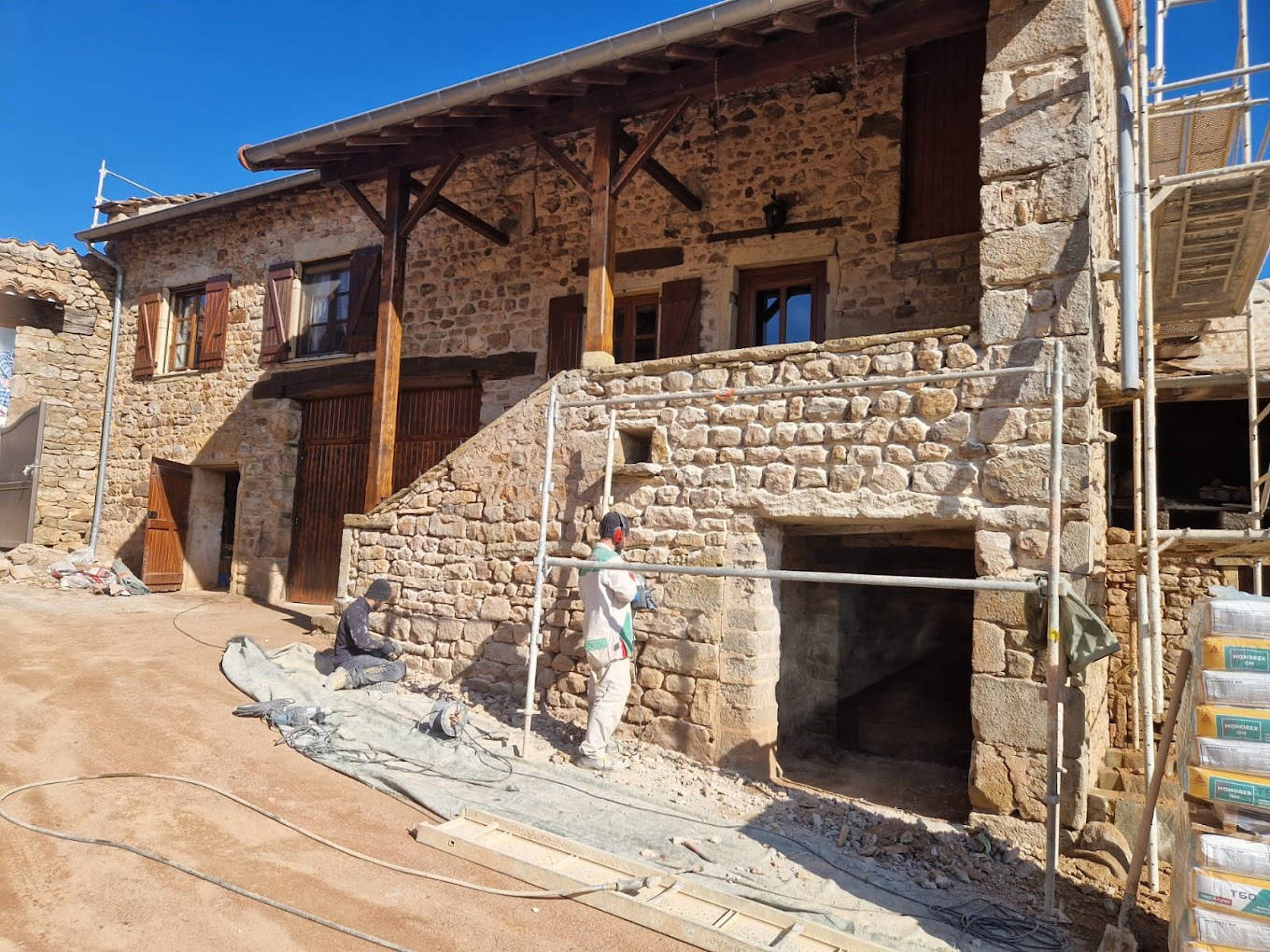 ravalement, d’enduits, de crépis, d’étanchéité et de peinture, sur façades neuves ou anciennes villefranche